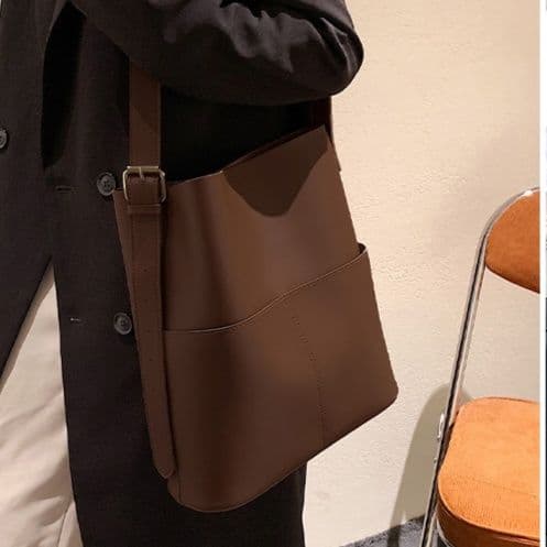 2wayバッグ 大容量バケツ型ショルダーバッグ 外ポケット付き 合皮