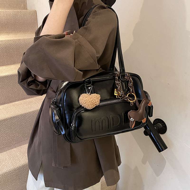 2wayバッグ もこもこチャーム付き2wayレザーバッグ