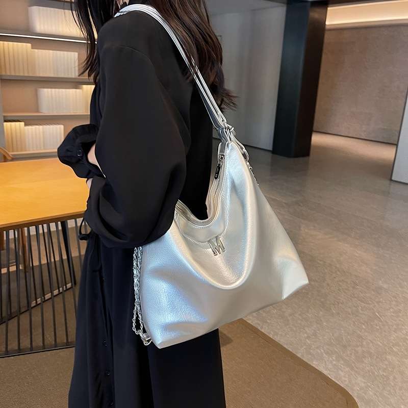 シンプル上品な柔らかレザー2wayバッグ