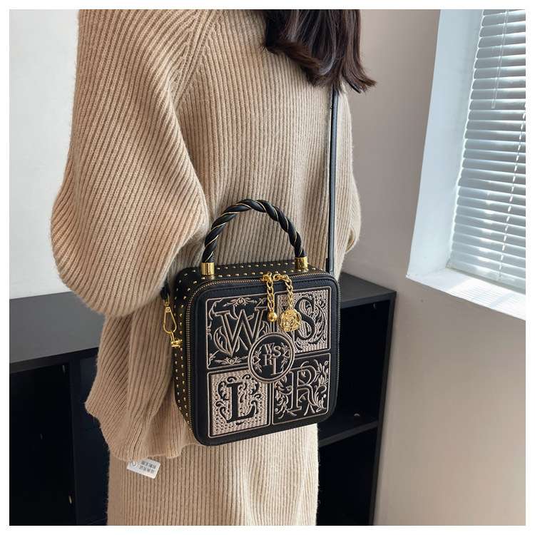 レトロ刺繍調レザー ミニ2wayバッグ