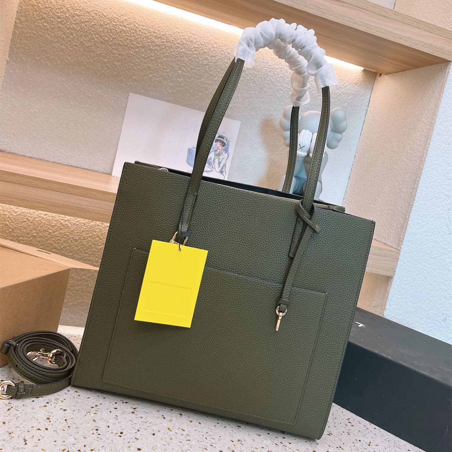 2wayバッグ 上品な三角フォルムレザートート
