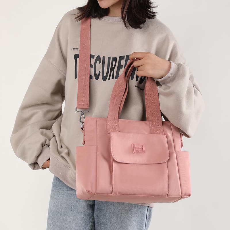 シンプル機能的な多収納2wayバッグ